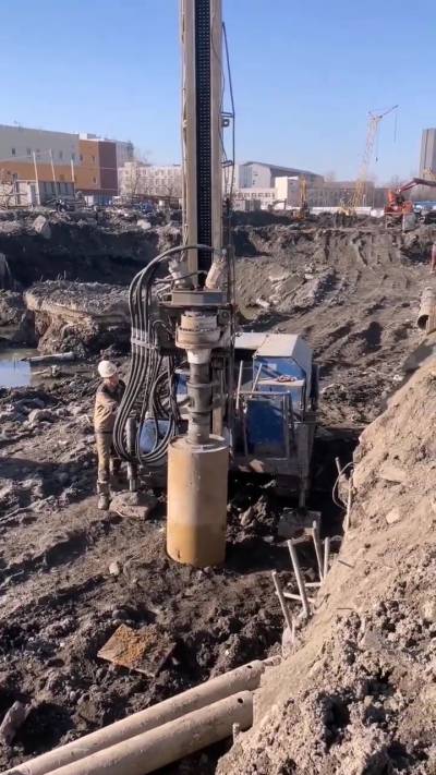 Котлован строящегося здания. Колонковое бурение. Откачка грунтовых вод